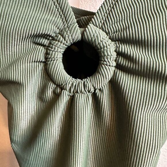 Neat Shade & Shore Women’s Green One Piece Swimsuit Ring Detail Plunge Front - S - Picture 3 of 9